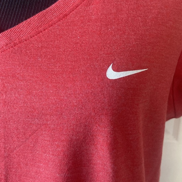 NIKE Women’s V-Neck Red Soft Heather Tee sz XL NWOT - Picture 2 of 4